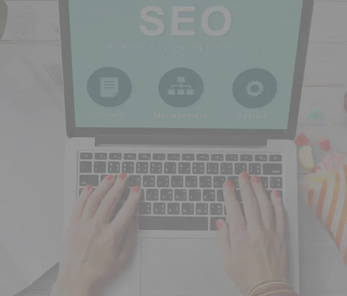 woman hands using SEO tools in her white color laptop